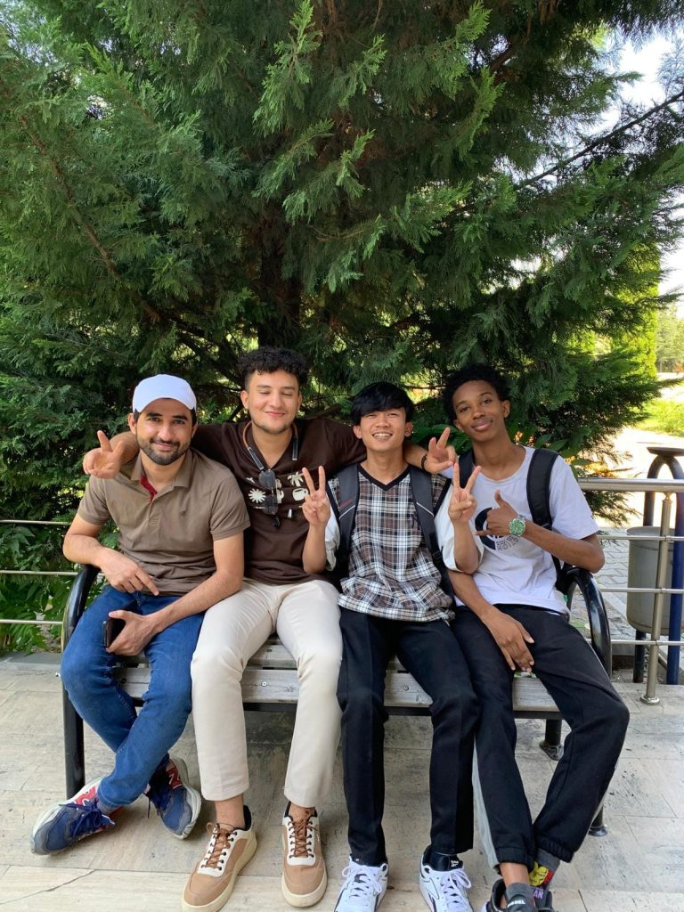 FOTO : Fajar ( Kedua dari kanan) bersama tiga temannya dari Yaman, Pakistan & Kamerun