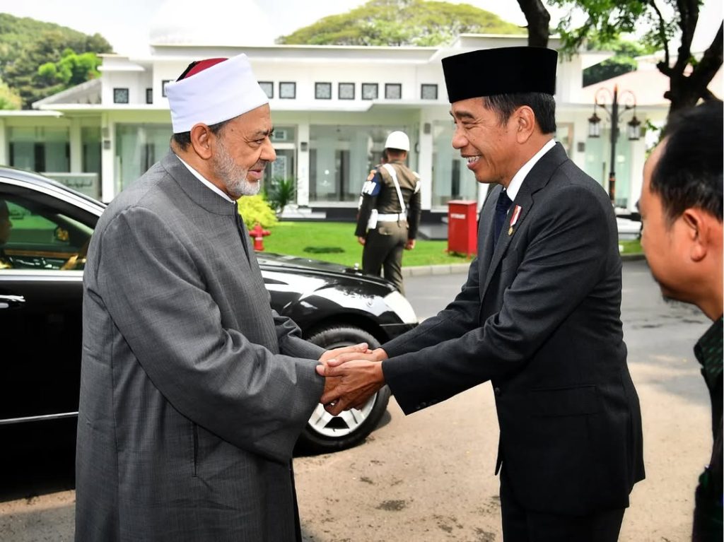 Foto; Grand Syekh Al-Azhar bersalaman dengan Presiden ke-7 RI (Joko Widodo). Sumber: IG @Jokowidodo