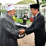 Foto; Grand Syekh Al-Azhar bersalaman dengan Presiden ke-7 RI (Joko Widodo). Sumber: IG @Jokowidodo