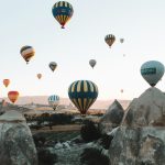 Foto oleh Alex Azabache: https://www.pexels.com/id-id/foto/balon-udara-panas-3185493/