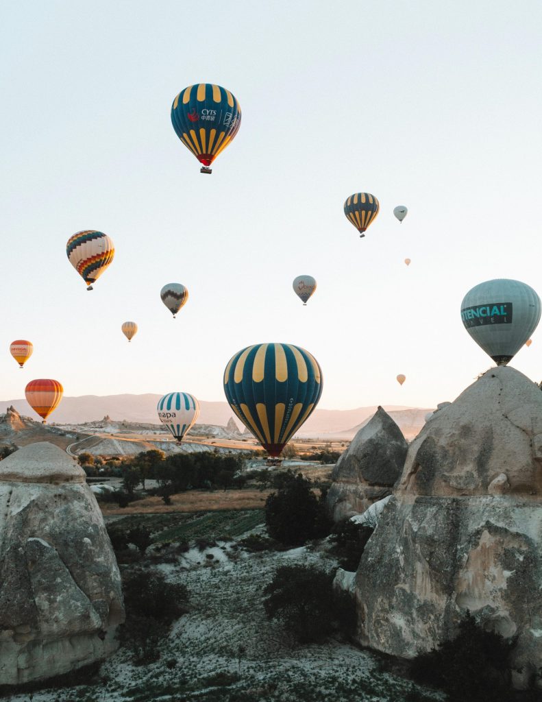 Foto oleh Alex Azabache: https://www.pexels.com/id-id/foto/balon-udara-panas-3185493/