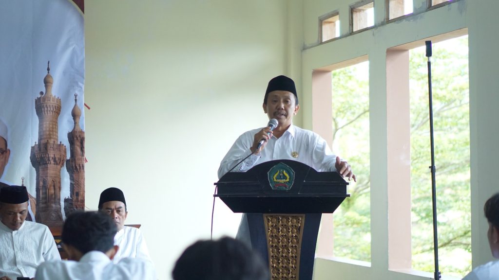 Foto; H Opin (Kasi Pendidikan diniyah dan Pesantren Kemenag Ciamis) sedang memberikan sambutannya