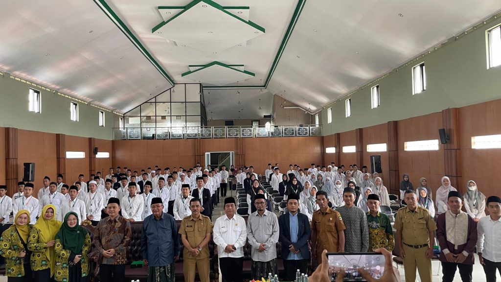 Foto bersama peserta ujian tahdid mustawa bersama tamu undangan, foto ; Meylani