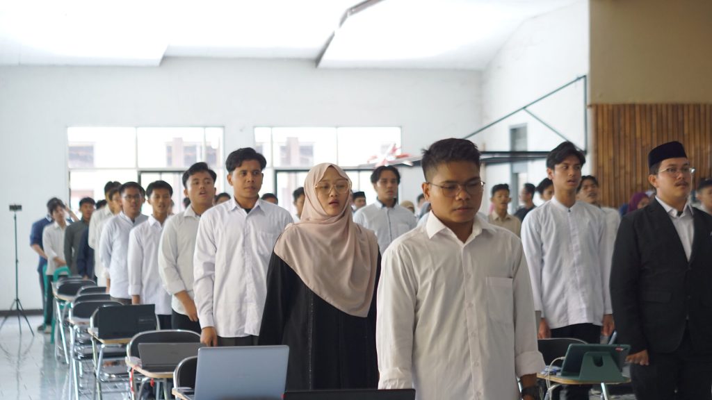 Para peserta ujian tengah berdiri, menyanyikan lagu kebangsaan indonesia raya dan lagu biladi, Foto: media afwaja center