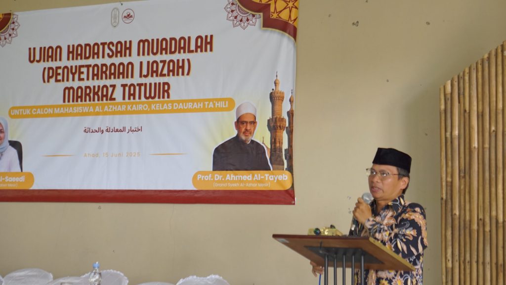 Dr. Dadang Gani ketika sedang menyampaikan sambutan dan membeikan motivasi peserta Ujian. Foto: Firdaus