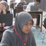 Salah satu peserta Ujian Tahdid Mustawa di banyumas sedang fokus mengerjakan soal ujian, Foto: Firdaus