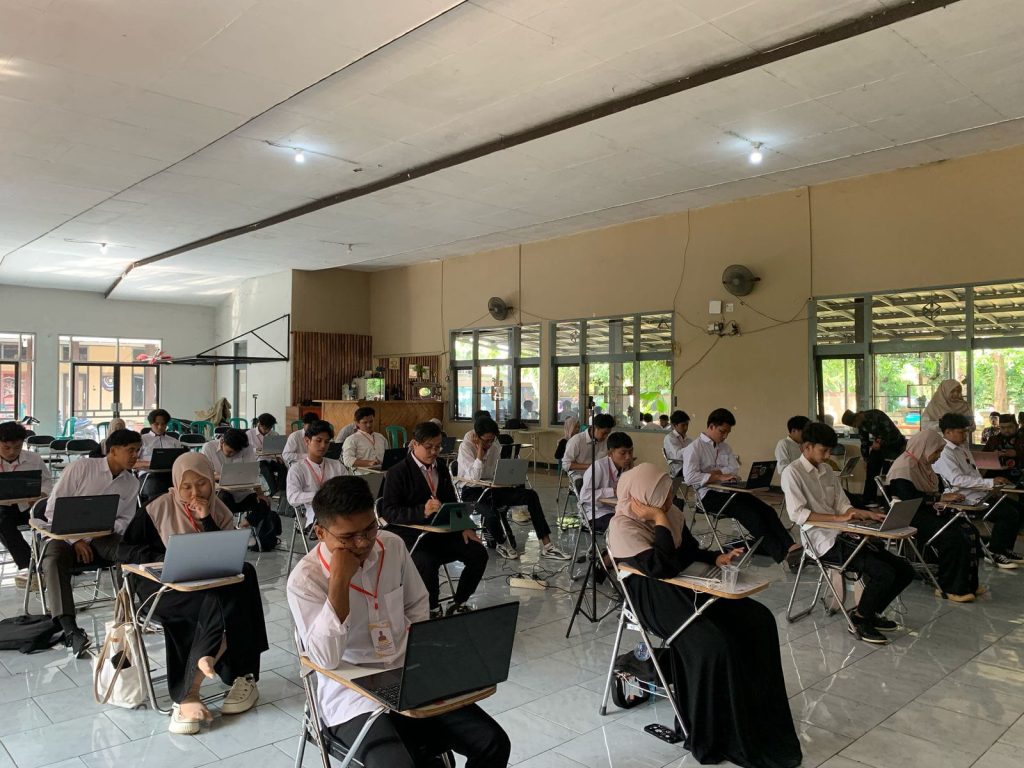 Para Camaba sedang mengerjakan soal-soal ujian hadatsah mu'adalah, Foto: Media Afwaja Center