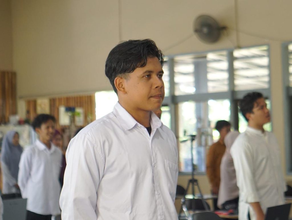 Yahya Aqil ketiga sedang berdiri dalam Pembekalan ujian Hadassah mu'adalah di Ciamis beberapa minggu lali, Foto: Firdaus