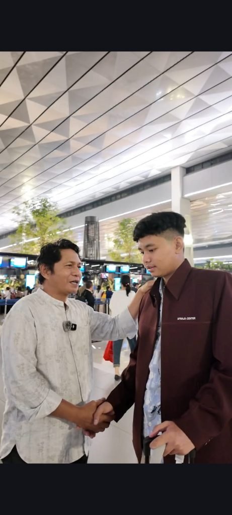 Calon Mahasiswa Al-Azhar, Daffa bersama orangtuanya.