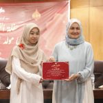 Dr, Nahlah (baju biru) saat memberikan penghargaan santri berprestasi Afwaja Center, Foto; Media