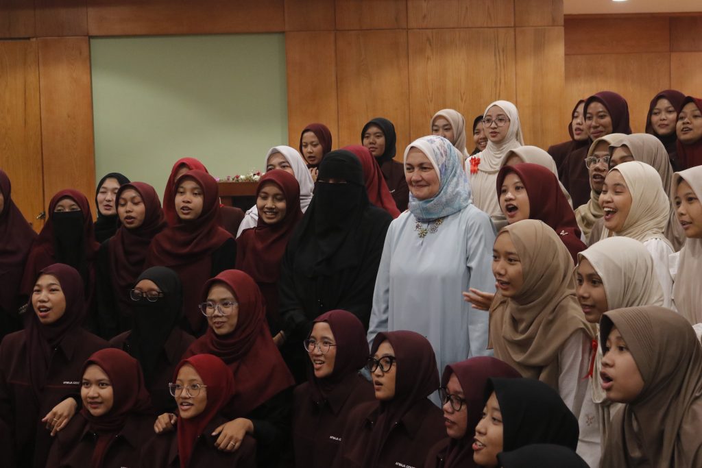 Para Mahasiswa RMA Mesir berfoto bersama Dr. Nahla, Foto: Dok. Afwaja Center