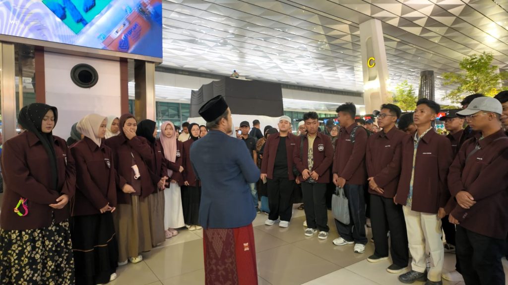 Keberangkatan 31 Calon pelajar dan Mahasiswa Al-Azhar Mesir di Terminal 3 Bandara Soeakarno-hatta, Foto: Dok.Afwaja