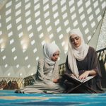 Foto oleh Nurul Sakinah Ridwan: https://www.pexels.com/id-id/foto/ibu-dan-anak-membaca-al-qur-an-di-masjid-34407214/