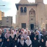 para santriwati RMA berfoto bersama di salah satu makam ulama Al-Azhar, Foto: Dok.Afwaja