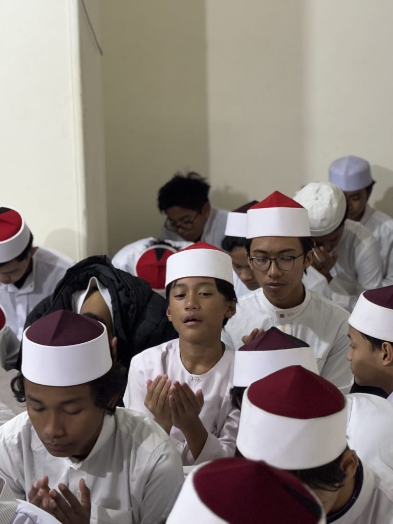 Santri Afwaja Center saat sedang mengikuti kegiatan di aula, Foto: Dok.Afwaja