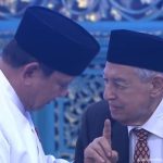 Prof. Quraish Shihab bersama dengan Presiden Prabowo pada peringatan Nuzulul Qur'an di Istana Presiden, Foto: Kompas