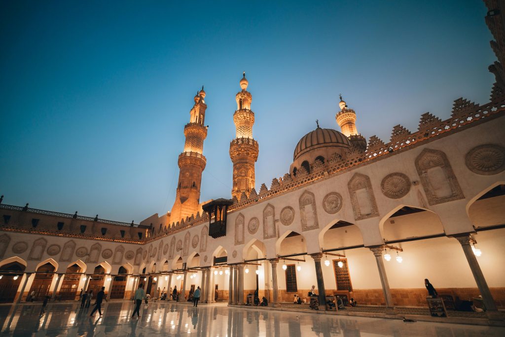 Foto oleh Abd Ulrahman Mohamed: https://www.pexels.com/id-id/foto/sore-yang-indah-di-halaman-masjid-bersejarah-33041862/