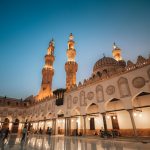 Foto oleh Abd Ulrahman Mohamed: https://www.pexels.com/id-id/foto/sore-yang-indah-di-halaman-masjid-bersejarah-33041862/