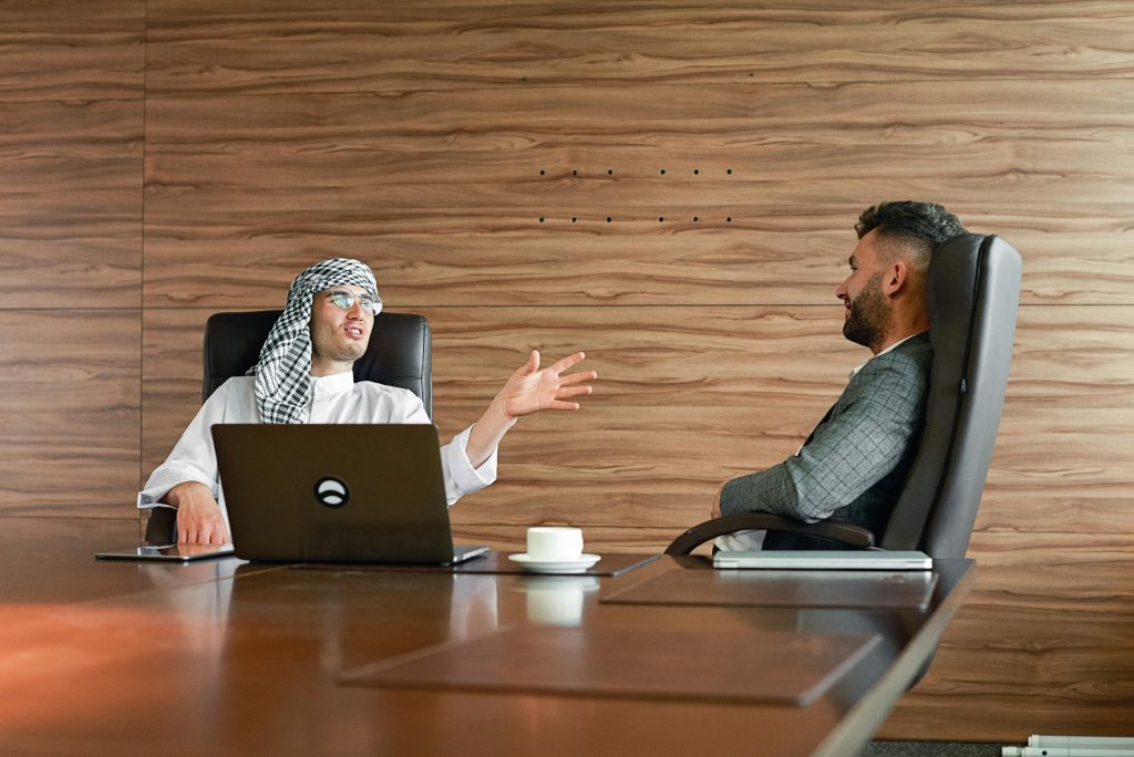 Foto oleh Mikhail Nilov: https://www.pexels.com/id-id/foto/kopi-meja-tulis-laptop-kantor-8939110/