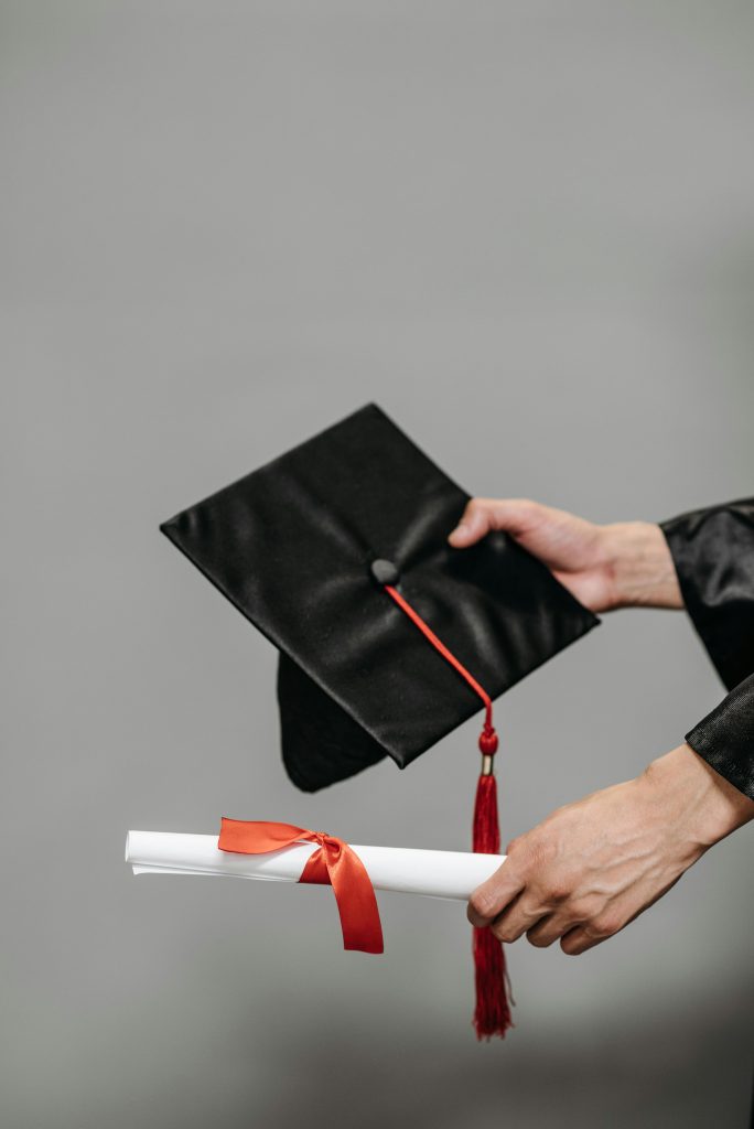 Foto oleh Pavel Danilyuk: https://www.pexels.com/id-id/foto/orang-tangan-memegang-keberhasilan-7944061/