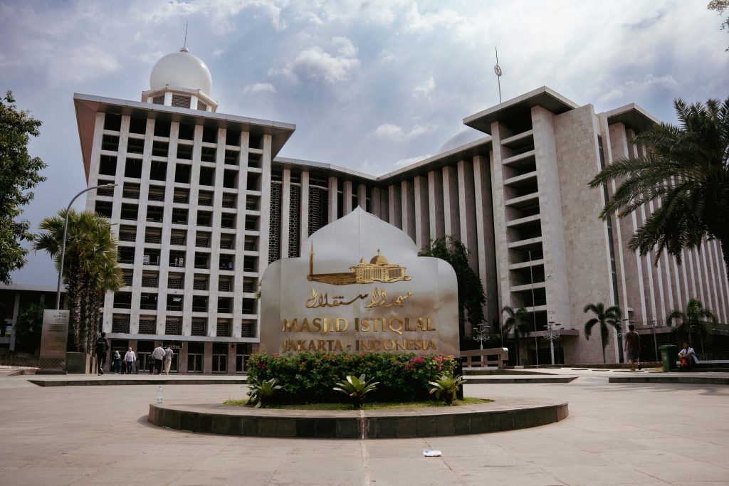 Foto oleh Andhika Indra Pratama: https://www.pexels.com/id-id/foto/masjid-istiqlal-di-jakarta-di-bawah-langit-berawan-37063311/