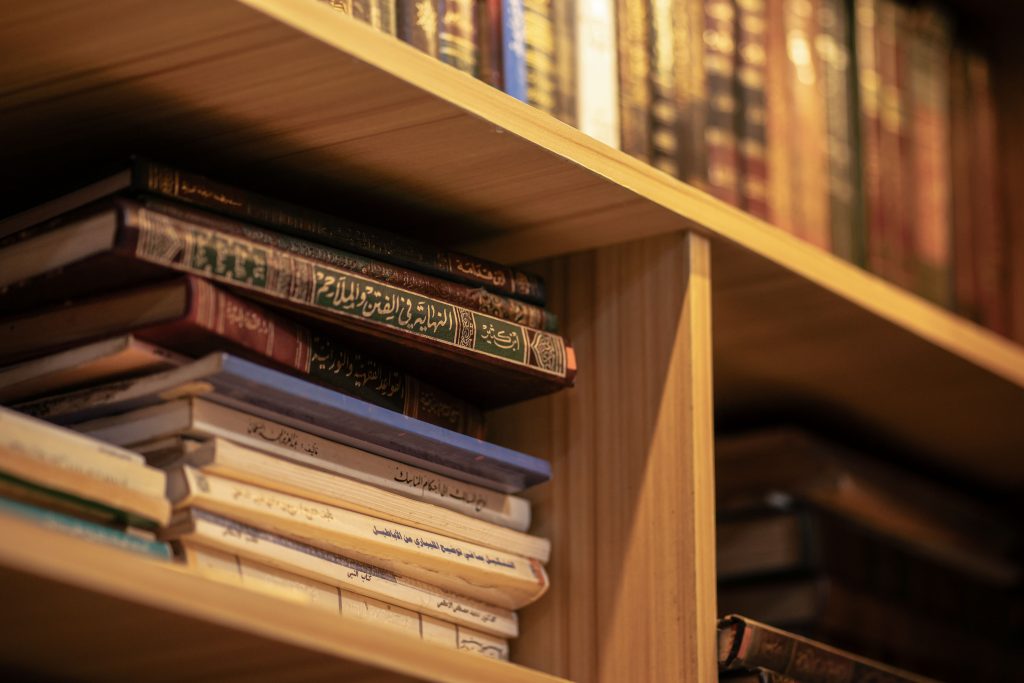 Foto oleh Defrino Maasy: https://www.pexels.com/id-id/foto/buku-buku-berbahasa-arab-31679271/