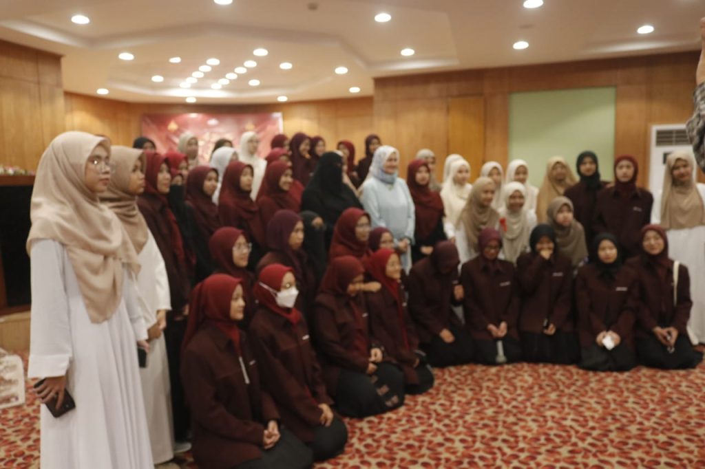 Mahasiswa asal Indonesia saat sedang bersama Penasehat Grand Syekh Al-Azhar, Foto: Afwaja.Dok