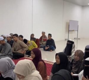 Pelaksanaan muhadhoroh mingguan di Afwaja Center, Foto: Dok.Afwaja
