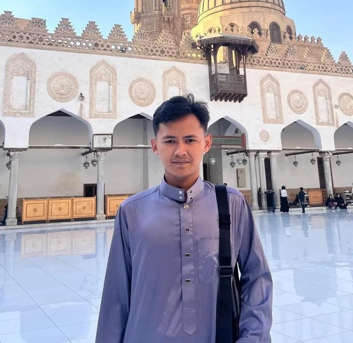 Ibnu Rocky saat sedang berada di depan mesjid al-azhar Mesir, Foto: Dok.Pribadi