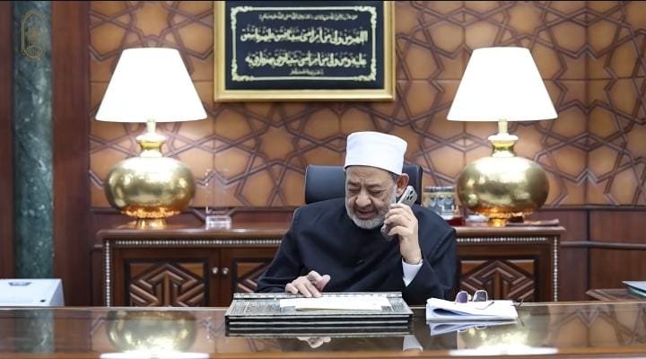 Grang Syekh Al-Azhar sedang menelpon para peraih nilai tertinggi ujian Azhar, Foto: Al-azhar university