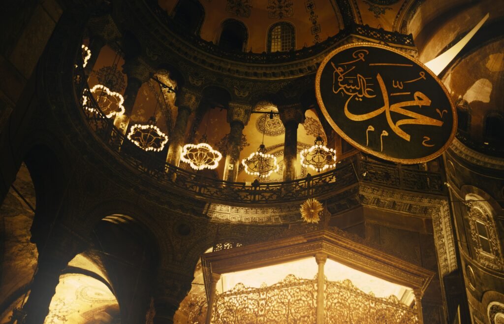 Foto oleh Abdullah Öğük: https://www.pexels.com/id-id/foto/tampilan-interior-rumit-hagia-sophia-di-istanbul-33662061/