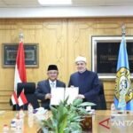 Mendikdasmen dengan perwakilan dari Al-Azhar saat meresmikan pembukaan prodi bahasa Indonesia di Al-Azhar, Foto: Antara