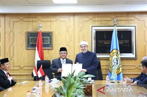 Mendikdasmen dengan perwakilan dari Al-Azhar saat meresmikan pembukaan prodi bahasa Indonesia di Al-Azhar, Foto: Antara