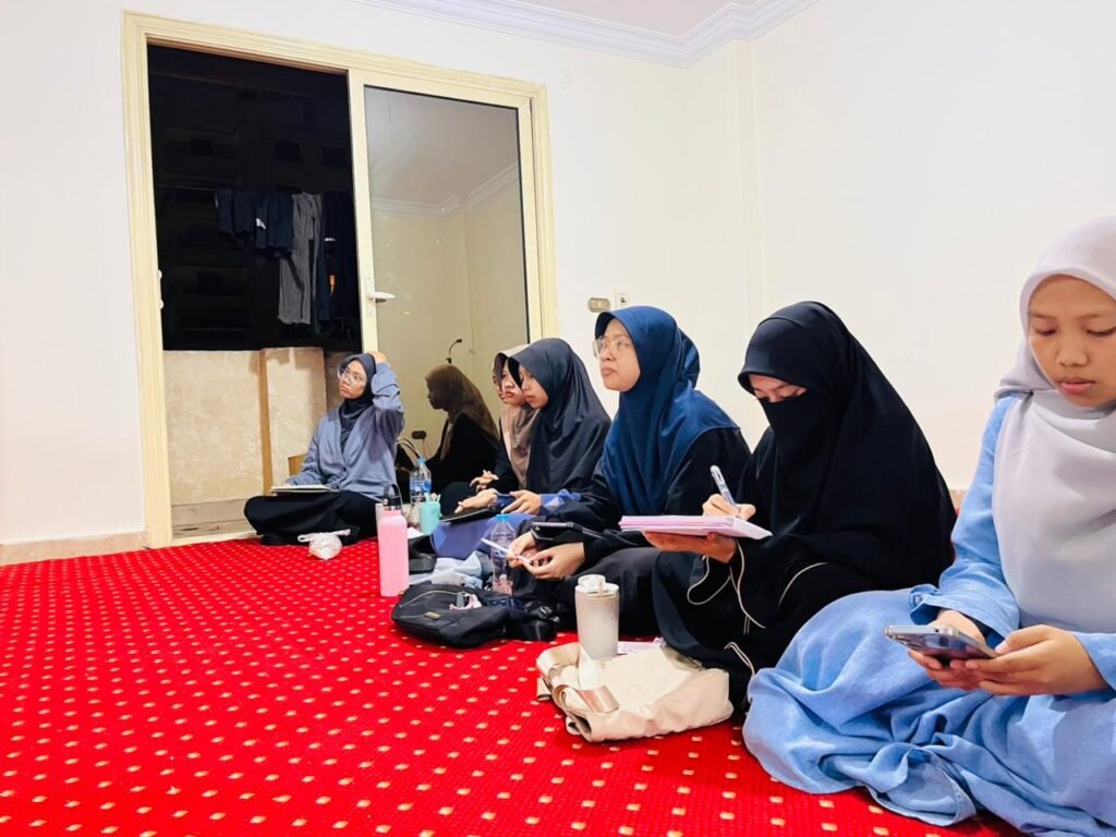Para kader afwaja saat sedang mengikuti Sekolah Kaderisasi Afwaja (SKA) di Afwaja Center Mesir, Foto: Dok.Afwaja