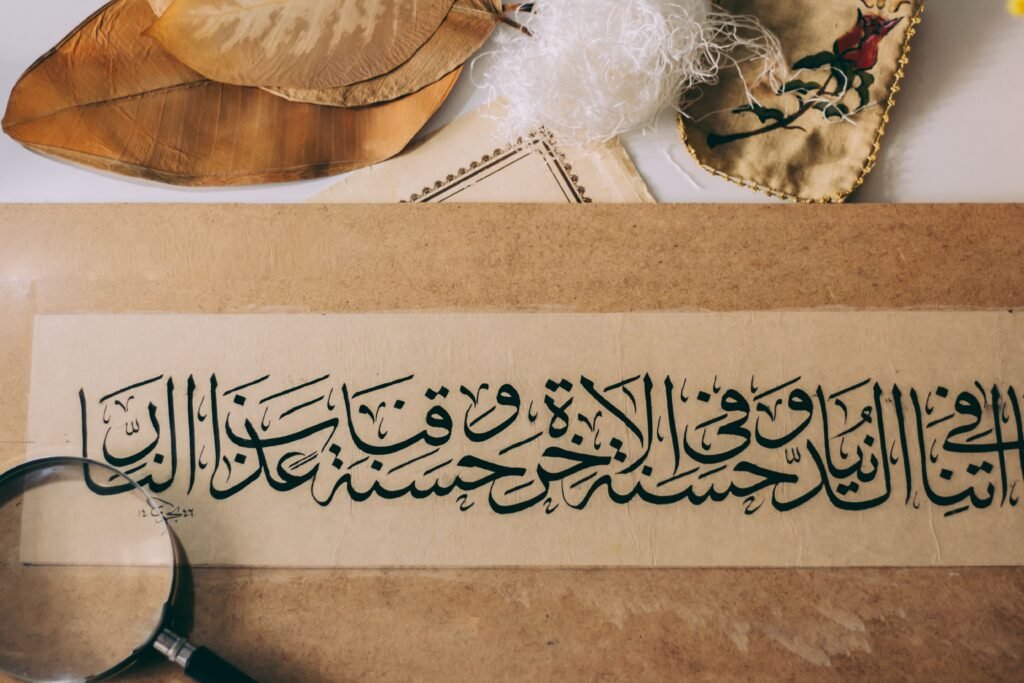 Foto oleh Sedanur Kunuk: https://www.pexels.com/id-id/foto/kaligrafi-arab-yang-elegan-dengan-elemen-budaya-29319255/