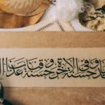 Foto oleh Sedanur Kunuk: https://www.pexels.com/id-id/foto/kaligrafi-arab-yang-elegan-dengan-elemen-budaya-29319255/