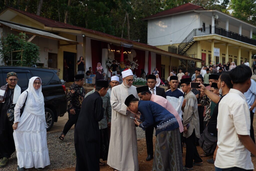 Santri Afwaja Center bersalaman dengan salah satu Syekh Al-Azhar Mesir yang datang ke Afwaja Center, Foto: Dok.Afwaja