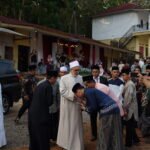 Santri Afwaja Center bersalaman dengan salah satu Syekh Al-Azhar Mesir yang datang ke Afwaja Center, Foto: Dok.Afwaja