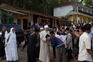 Santri Afwaja Center bersalaman dengan salah satu Syekh Al-Azhar Mesir yang datang ke Afwaja Center, Foto: Dok.Afwaja