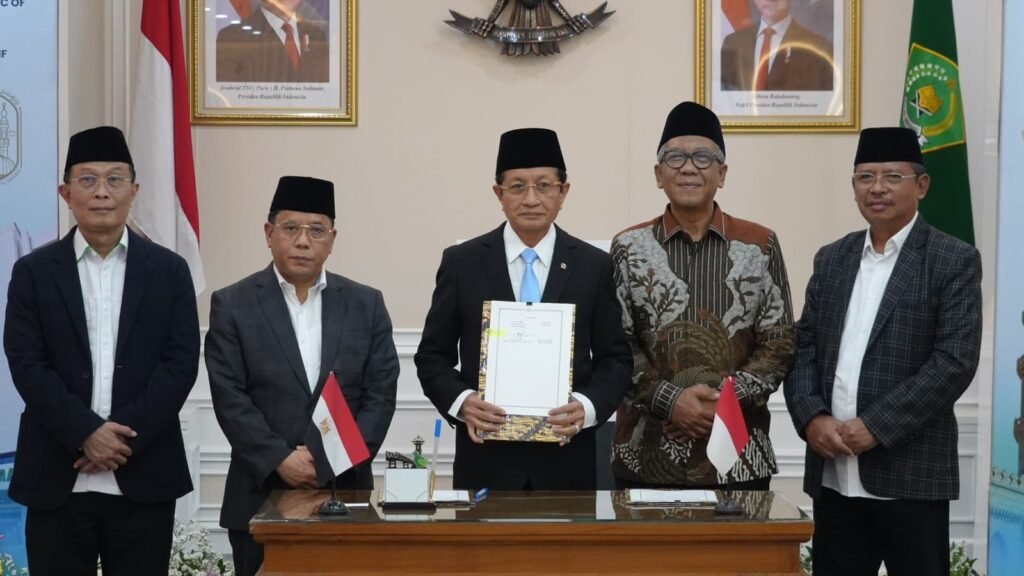 Mentri agama dan jajaran pejabat kemenag saat menandatangani MOU dengan Al-Azhar Mesir, Foto: Kemenag RI