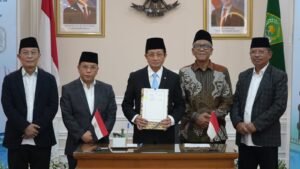 Mentri agama dan jajaran pejabat kemenag saat menandatangani MOU dengan Al-Azhar Mesir, Foto: Kemenag RI